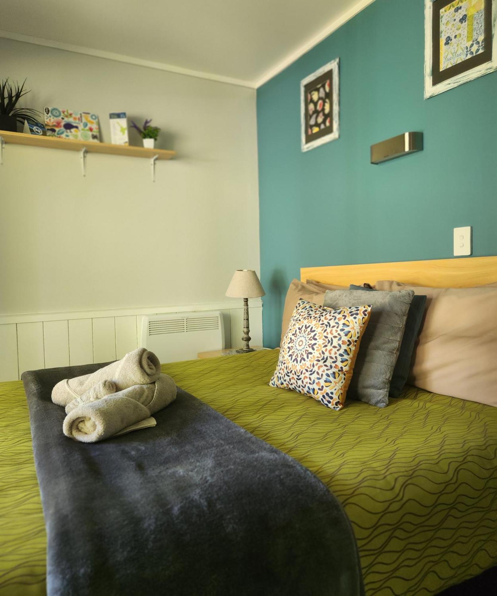 Kauri Coast Top 10 Holiday Park Kaihu Екстер'єр фото