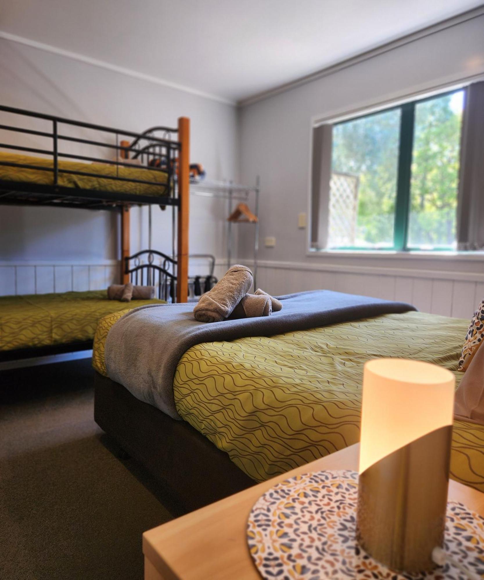 Kauri Coast Top 10 Holiday Park Kaihu Екстер'єр фото